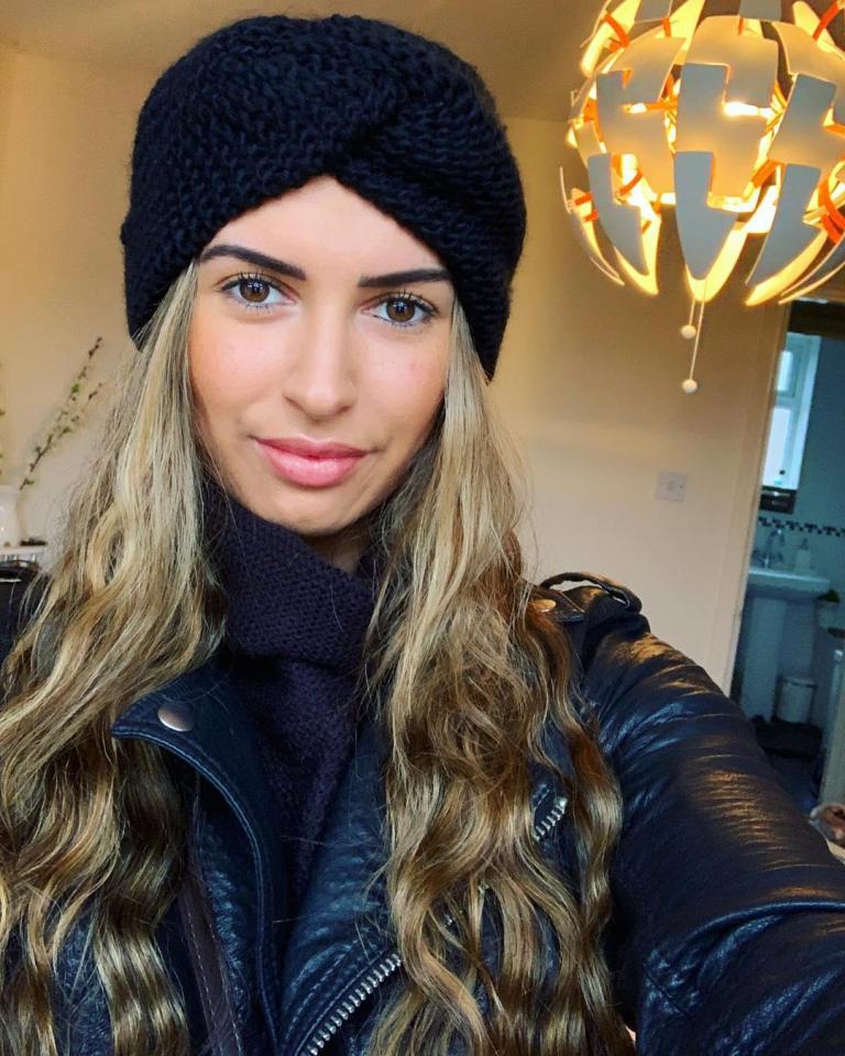 鲍文在家中休憩，背景是简约现代的室内装饰，书架上整齐排列着建筑设计类书籍，一束阳光透过百叶窗洒在沙发一角