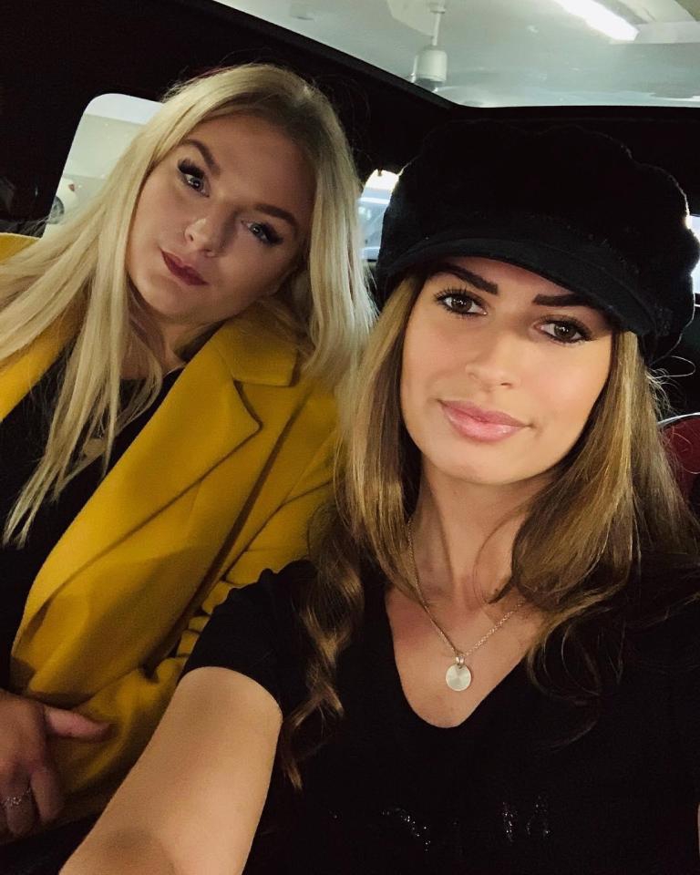 鲍文与女友在咖啡馆相对而坐，桌上摊开着足球战术板和室内设计草图，两人正指着其中一处热烈讨论，仿佛在构思一个共同的作品