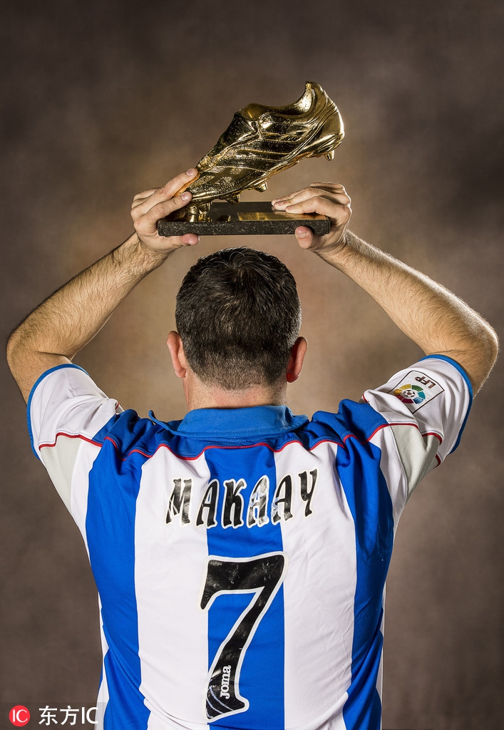 荷兰神锋罗伊-马凯重披拉科鲁尼亚战袍，眼神中依旧流露出当年横扫欧陆赛场的冷峻与自信。