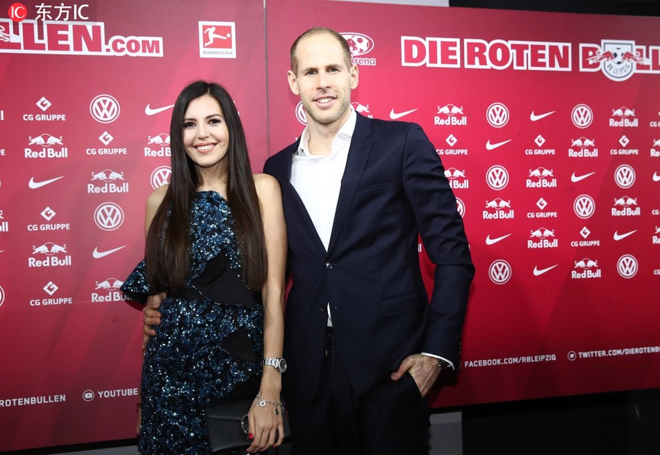 维尔纳与鲍尔森身穿红绿配色圣诞毛衣，对着镜头露出孩子般灿烂笑容，背景是挂满彩球的圣诞树。