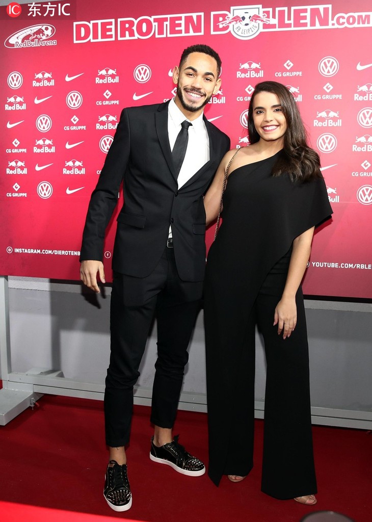 莱比锡众将围坐在一起，手中拿着各自的圣诞礼物，背后的横幅写着“Frohe Weihnachten”圣诞快乐。