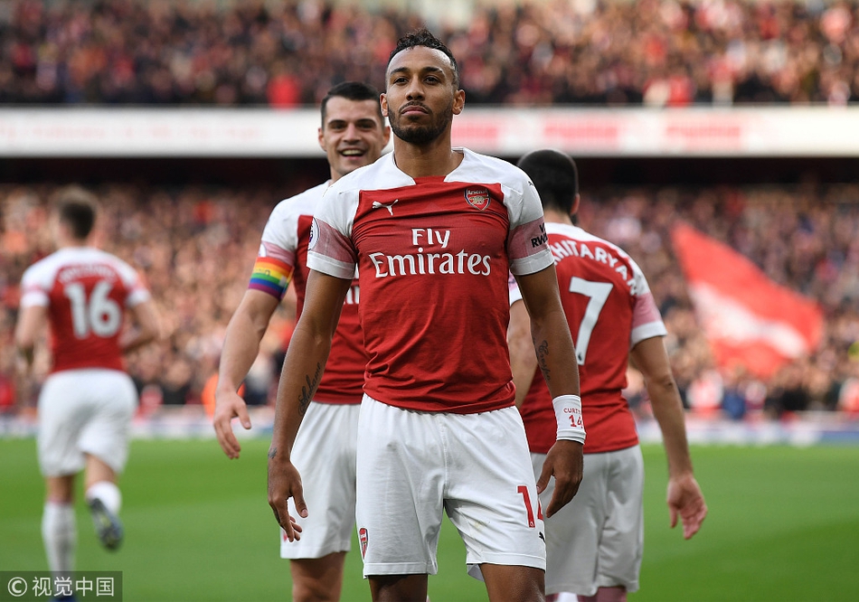 赛后，一位小球迷骑在父亲肩头，脸上涂着油彩，眼神中既有对比赛的意犹未尽，也闪烁着对足球最纯粹的热爱。