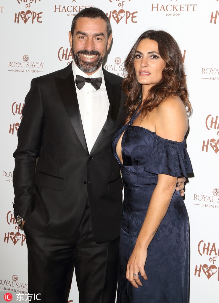 晚宴结束时，皮雷斯小心翼翼地为妻子披上外套，细节之处尽显体贴，两人相视一笑，幸福感溢满屏幕。