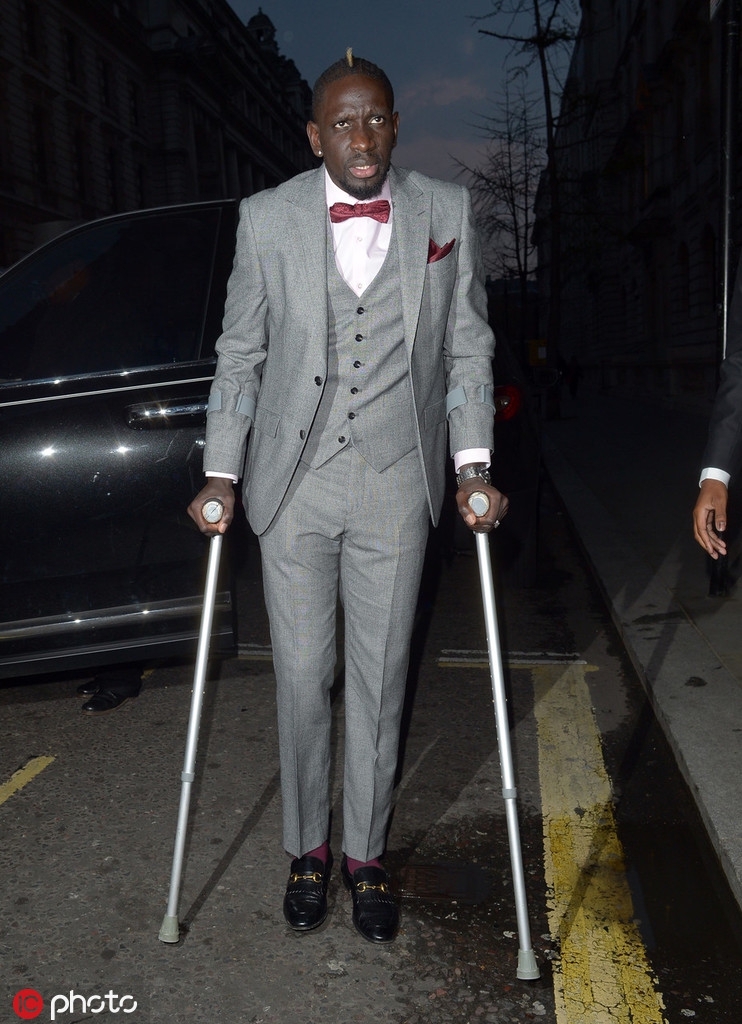 晚宴即将结束时，萨科齐准备离场。他双手紧握拐杖，艰难地撑起身体，眼神空洞地望向前方。这一瞬间，他被定格为一个孤独而沉重的剪影。