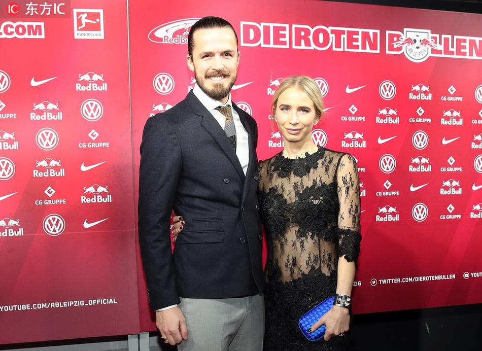 全队在大雪中的训练场边合影，球员们拉起一面巨大的队旗，旗上印有每位队员的圣诞愿望。