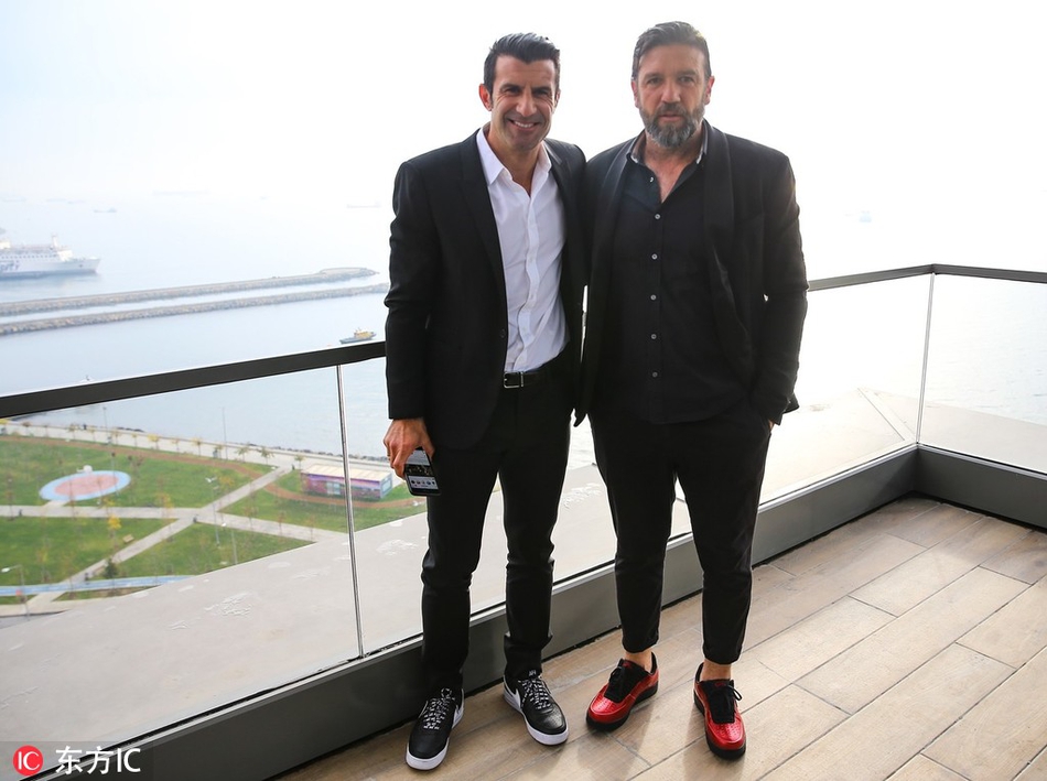 论坛互动环节，菲戈与坎德拉并肩而坐，两人神情专注地聆听台下提问，菲戈手势优雅地准备作答，坎德拉则露出标志性的沉稳笑容