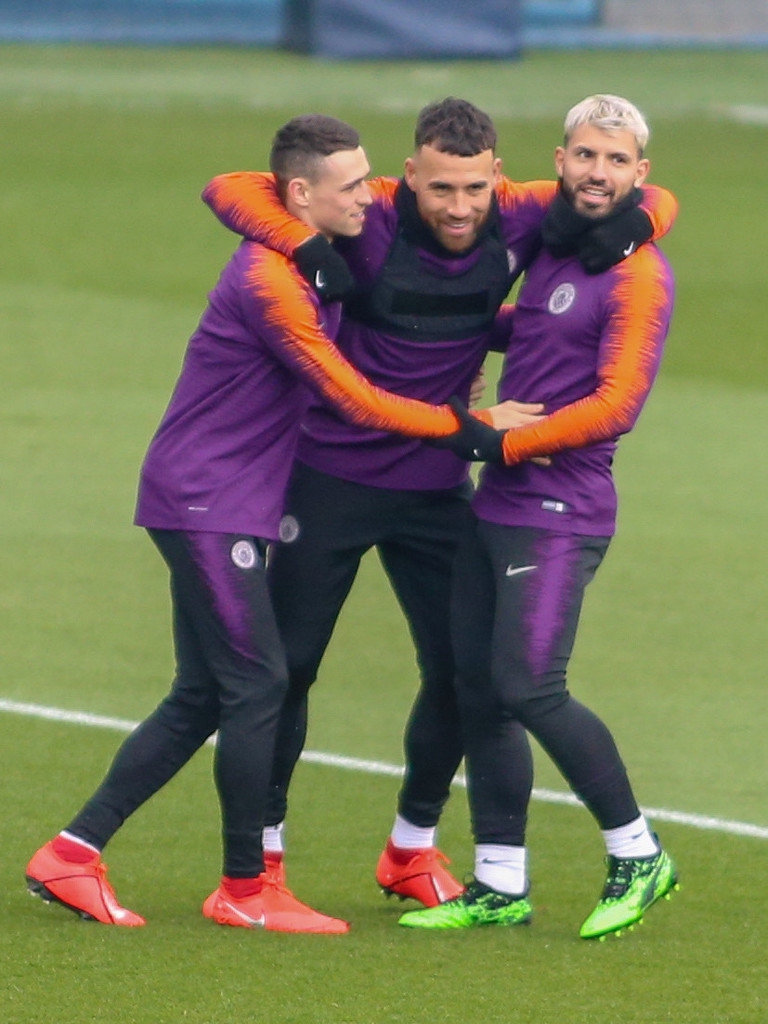 大卫·席尔瓦在训练中轻巧地挑球过人，眼神灵动，西班牙老将用他魔术般的脚法掌控着训练场的节奏