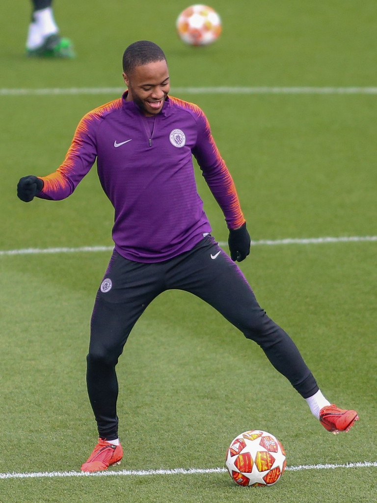 斯特林在训练中完成一次精彩过人后咧嘴大笑，露出标志性的牙齿，一旁的队友纷纷为他鼓掌叫好