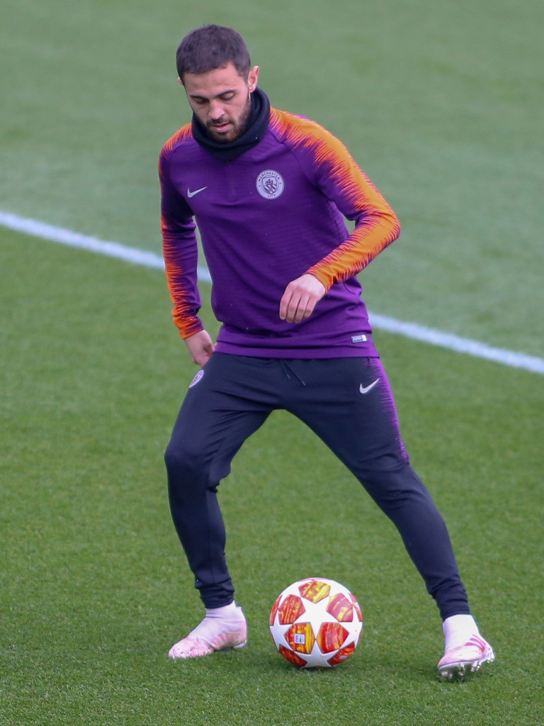 门将埃德森在训练中飞身扑出队友的射门，身体舒展如雄鹰，展现出门线技术的良好状态