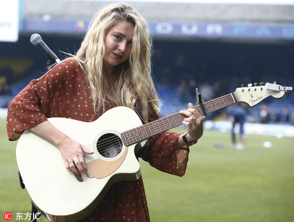 梅根-罗斯与热情的南安联球迷自拍合影，她笑容亲切，身后看台满是身穿条纹球衣的拥趸，气氛热烈非凡