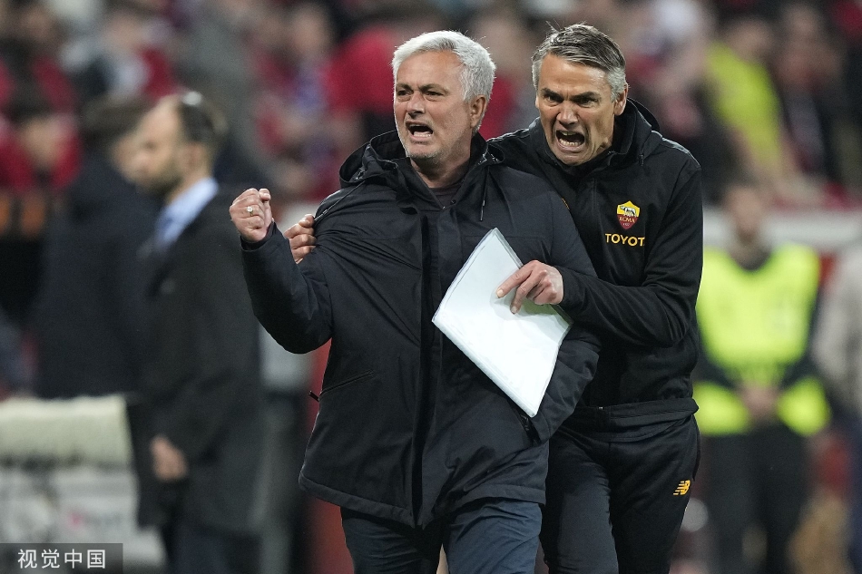 勒沃库森前锋在罗马禁区前沿拔脚怒射，皮球如出膛炮弹般掠过草皮，罗马门将帕特里西奥全神贯注飞身扑救。