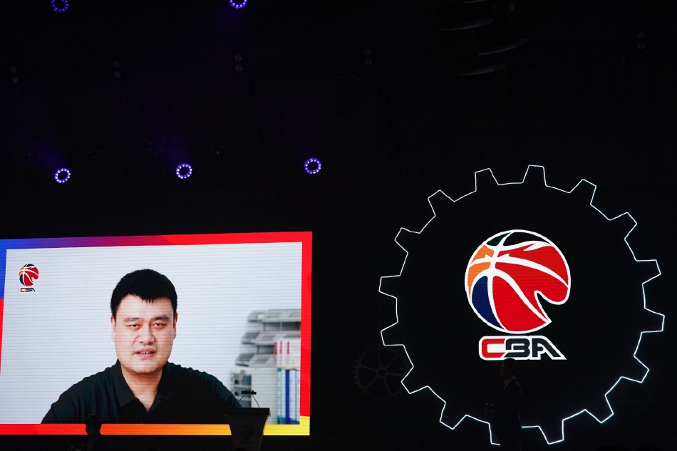 CBA公司首席执行官张雄正在发布会上介绍新赛季的诸多亮点，他身后的大屏幕实时展示着常规赛分组情况，现场嘉宾全神贯注地聆听着关于赛制变化的每一个细节。