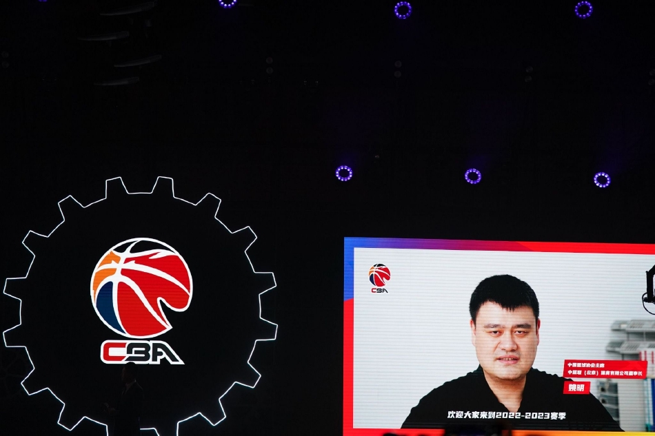 在发布会的核心环节，多位领导和嘉宾共同将手中的能量饮料注入启动台，随着液体缓缓上升，CBA新赛季的序幕被瞬间点亮，象征着各方力量汇聚，为联赛注入无限活力。