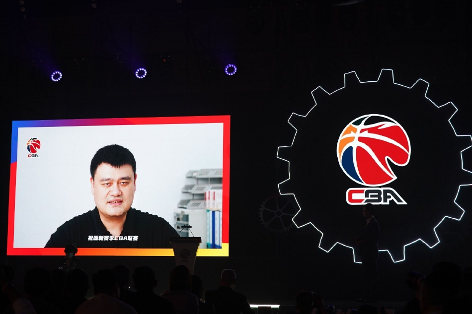 发布会结束后，记者们依然围住徐济成进行采访，话筒和镜头聚焦于此，记录着这位中国篮球界重要人物对于新赛季以及中国篮球未来发展的真知灼见。