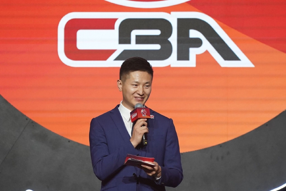 中国篮协主席姚明通过视频连线的方式出现在大屏幕上，他的身影跨越了地理的阻隔，为远在澳大利亚征战女篮世界杯的队友们以及国内即将开赛的CBA联赛送上祝福。