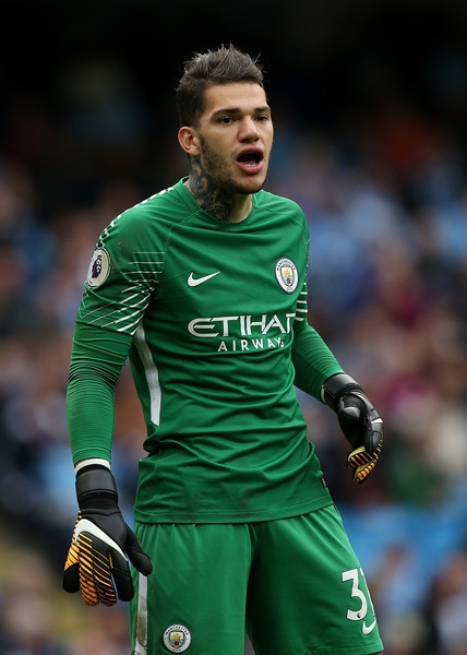 范迪克坚如磐石的防守，他用一次次精准的拦截和争顶，筑起了利物浦的钢铁长城。