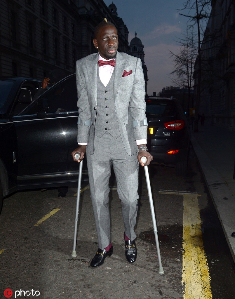 萨科齐在助手的搀扶下缓缓移动，双拐撑起了他的身体却撑不起他的精气神。他的脸上写满了疲惫，这位昔日精力无限的政坛强人如今显得格外落寞。