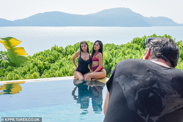 德米罗斯身穿简约黑色比基尼，在金色阳光下回眸一笑，眼神自信而迷人，充满夏日活力。