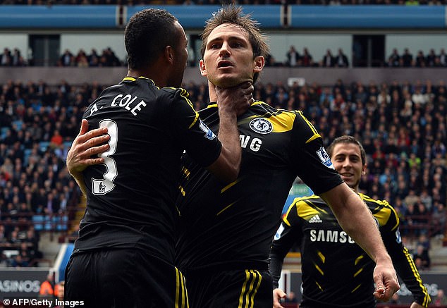 训练场上，已经穿上德比郡训练服的科尔与身穿教练服的主帅兰帕德相视而笑，仿佛瞬间回到了当年一起在切尔西更衣室打闹的青春岁月。