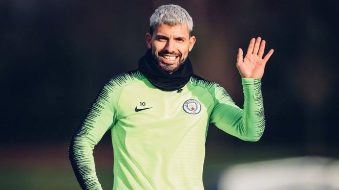 在曼城的训练课上，阿圭罗与队友们勾肩搭背，脸上洋溢着灿烂的笑容，这种融洽的团队氛围正是蓝月亮的取胜之匙。