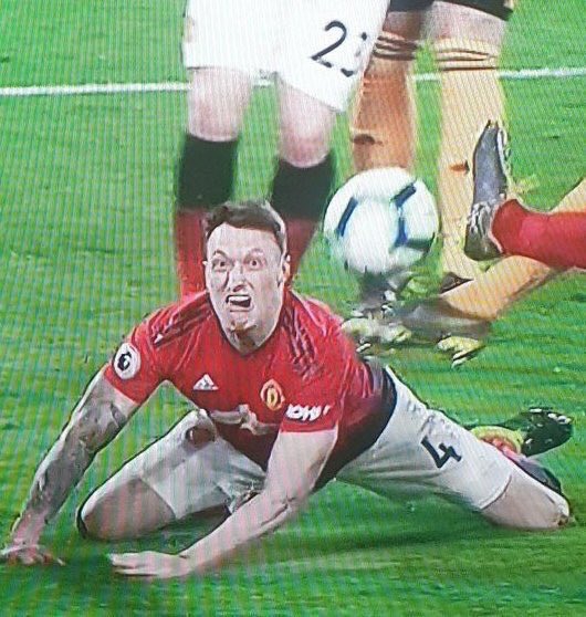 拼抢中的琼斯面部扭曲，表情极度夸张，仿佛使出了洪荒之力，其喜感程度足以让人忘记比赛比分