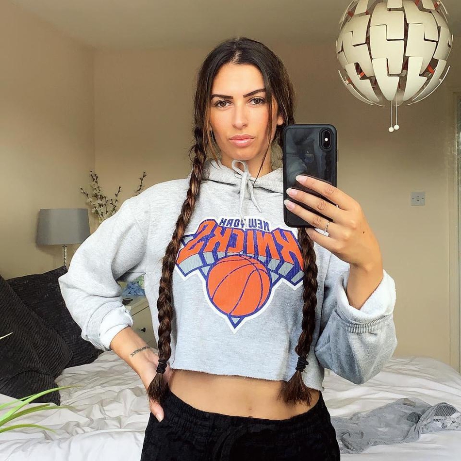 鲍文在训练后独自加练，夕阳将他的影子拉得很长，远处是赫尔城训练基地的标志，整个画面充满努力与坚持的质感