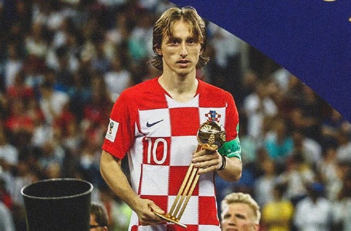 莫德里奇与队友们紧紧相拥，共同庆祝来之不易的胜利，此刻的喜悦与荣耀属于整个团队，属于激情燃烧的克罗地亚狂想曲。