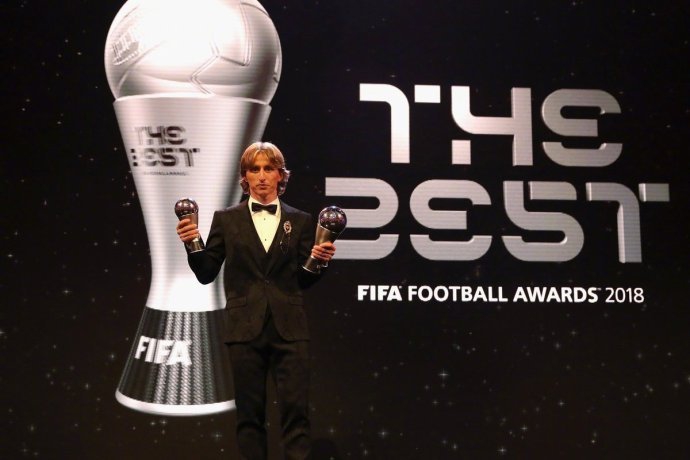 金球奖颁奖典礼的璀璨灯光下，莫德里奇手捧金球，腼腆而自豪的笑容温暖了整个世界，宣告着足坛一个新时代的开启。