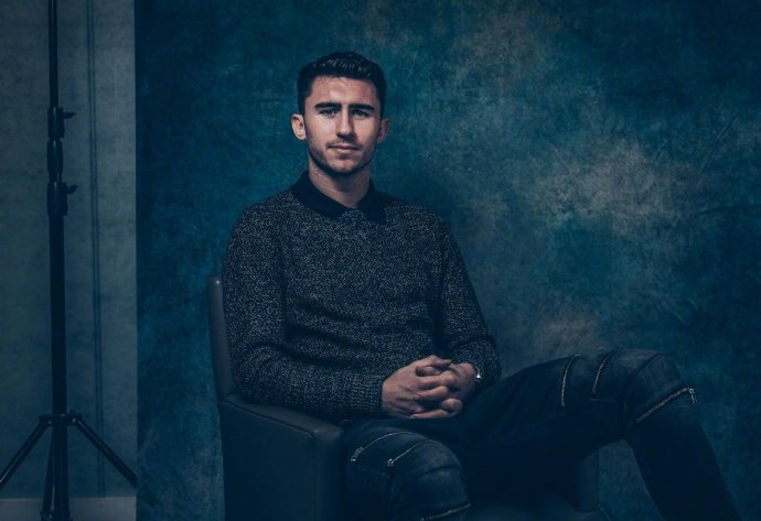 球队的定海神针，比利时天王德布劳内目光如炬，他脚下的皮球仿佛随时能化作撕裂防线的致命弧线，眼中映照出的是对胜利不变的渴望。