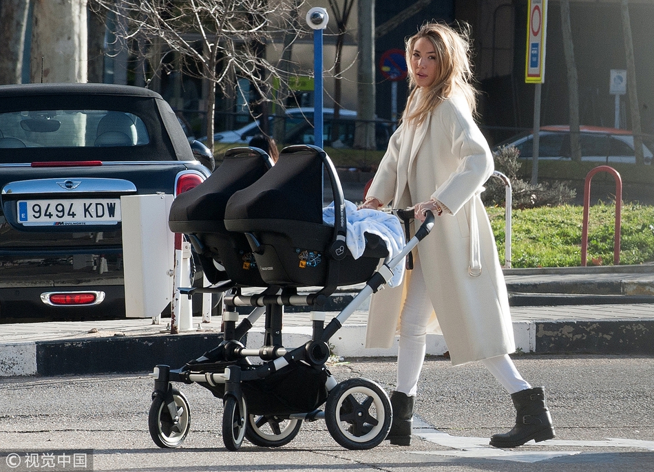 阳光洒在马德里街头，爱丽丝·坎佩罗带着孩子享受购物时光。她一身休闲打扮，背影温柔，举手投足间尽显幸福母亲的生活状态。