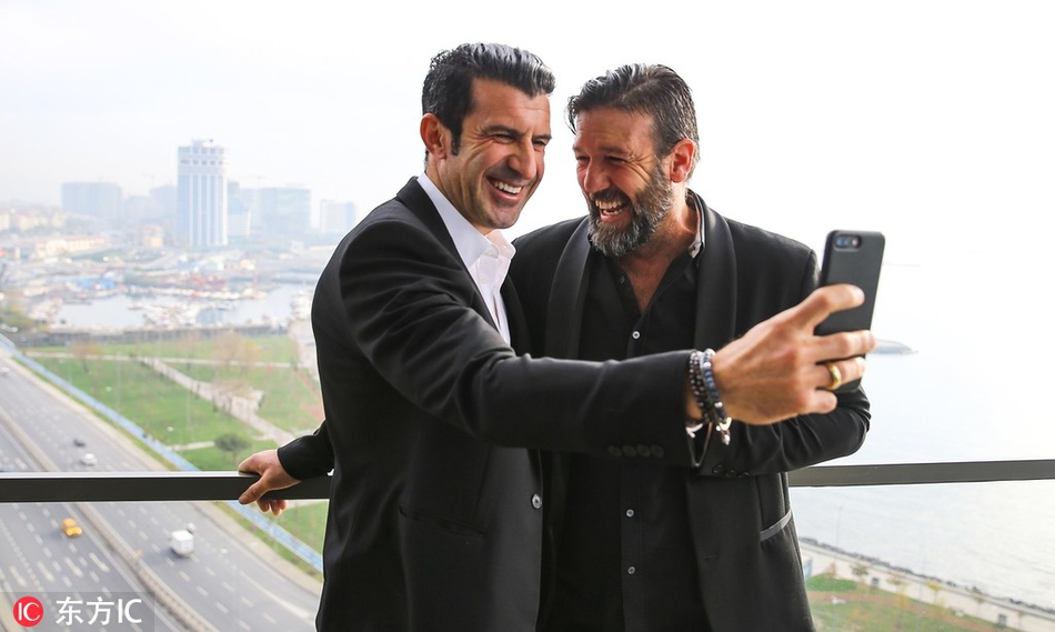 坎德拉在论坛上展现亲和力，他倾身与一位土耳其当地的小球迷互动，脸上洋溢着温暖的笑容，背后是记录着论坛瞬间的摄影记者们