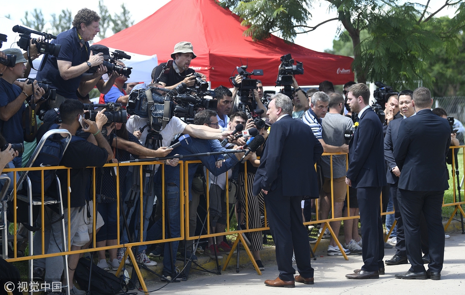 在圣马丁俱乐部的球场中央，萨拉的灵柩静静安放，周围摆满了洁白的花圈。昔日供孩子们追逐足球的草地，如今成为了人们与他做最后道别的圣洁之地。