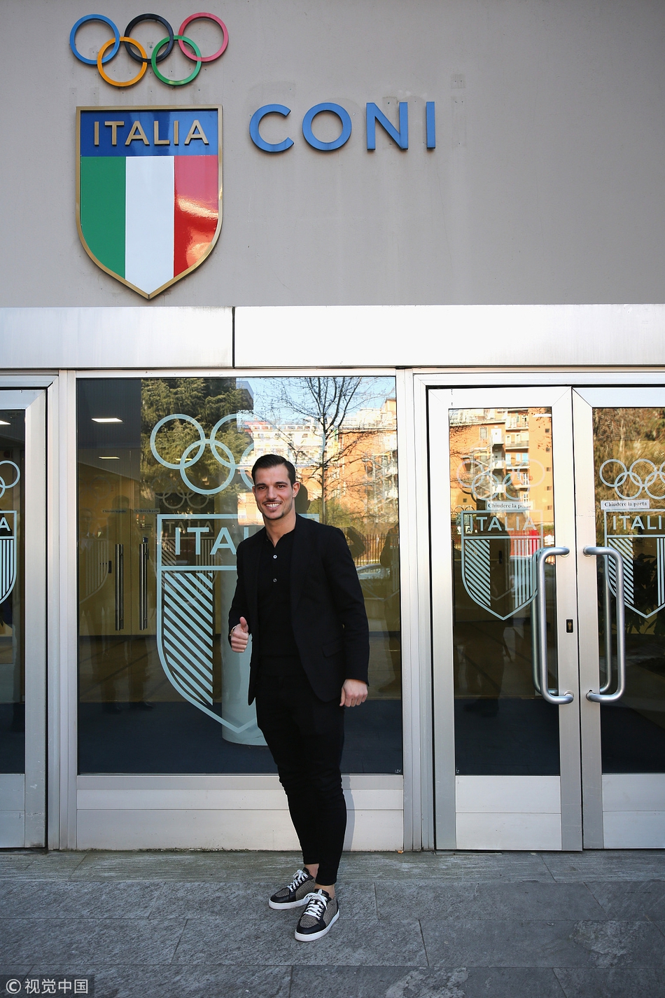 高清镜头下，塞德里克身披国米战袍的标志性瞬间被定格，球衣上的队徽在灯光下熠熠生辉，宣告着蓝黑生涯正式开启。