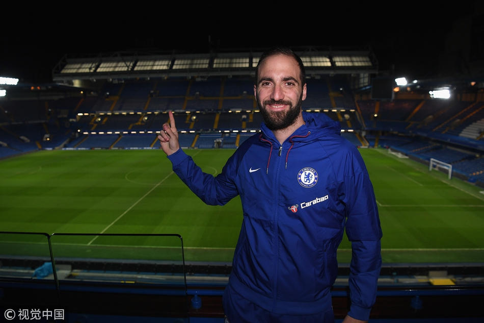 伊瓜因在切尔西科巴姆训练基地首次触球，他脚下的足球和远处的蓝天预示著崭新的开始。