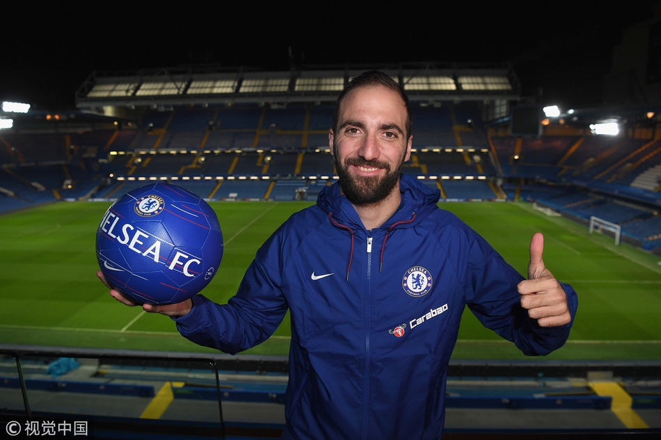 发布会后的正式合影环节，伊瓜因与切尔西官员握手致意，现场闪光灯不断。