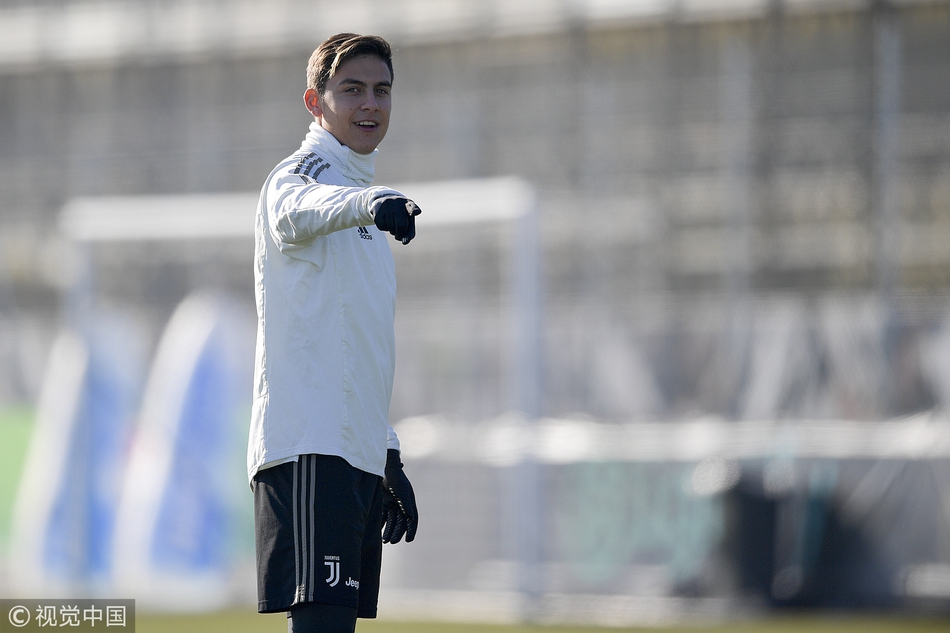 阿莱格里在场边双手插兜，眉头微蹙，眼神专注地观察着场上的每一处细节，不时大声呼喊指挥球员的跑位。