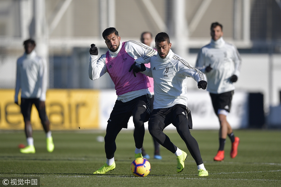 夕阳余晖下，C罗独自在训练场加练任意球，他摆好皮球，神情坚毅，人墙道具静静伫立在前方。