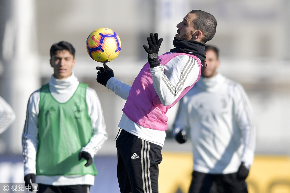 训练赛中，C罗高高跃起，力压防守球员，以一记势大力沉的头球攻门，展现出惊人的弹跳和滞空能力。