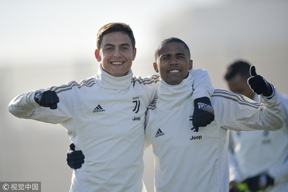 C罗在训练中全神贯注，目光如炬，大腿肌肉线条在阳光下清晰可见，正准备拔脚怒射，皮球如出膛炮弹般飞向球门。