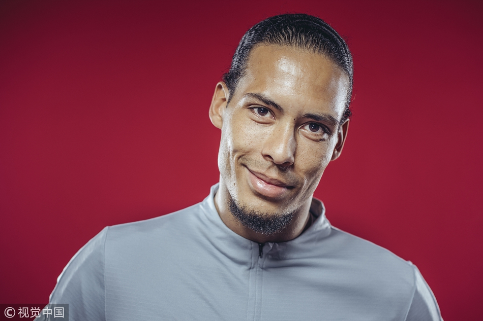 范迪克在训练场上露出灿烂笑容，阳光洒在他标志性的络腮胡上，展现出铁闸背后温暖而亲切的一面。