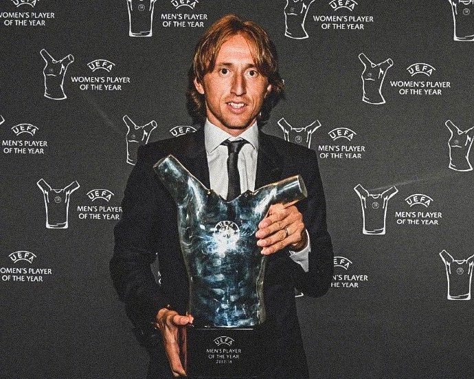 世界杯决赛场上，魔笛眼神坚毅地望向远方，身后的国旗仿佛是他最坚硬的铠甲，瘦削的肩膀扛起了整个国家的足球梦想。