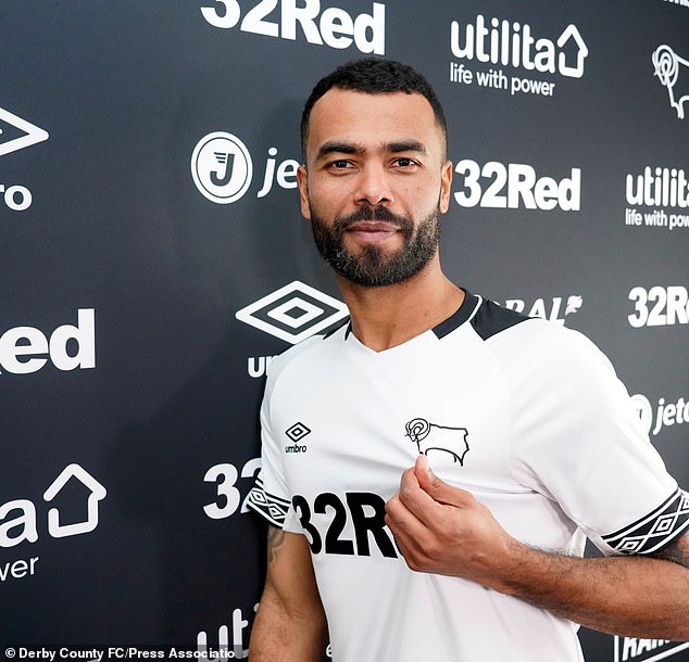 在一场足总杯比赛中，科尔高高跃起头球破门，这是他职业生涯二十载第一次在足总杯取得进球，进球后的他握拳怒吼，兰帕德在场边为他忘情鼓掌。