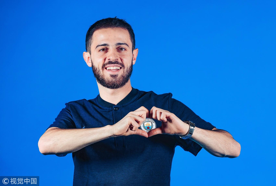 场边的贝尔纳多·席尔瓦目光深邃，仿佛在阅读比赛，他静待时机，随时准备用自己魔术般的左脚改变战局。