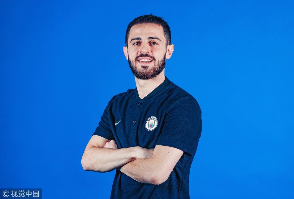 B席在训练中露出灿烂的笑容，展现了他随和开朗的一面，即使在紧张的备战中，他依然是更衣室的快乐源泉。