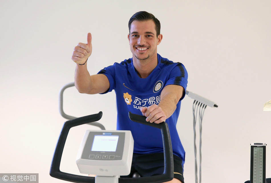 塞德里克·苏亚雷斯初抵米兰城，他身披蓝黑围巾，面带微笑向等候的国米球迷挥手致意，眼神中满是对全新挑战的期待。