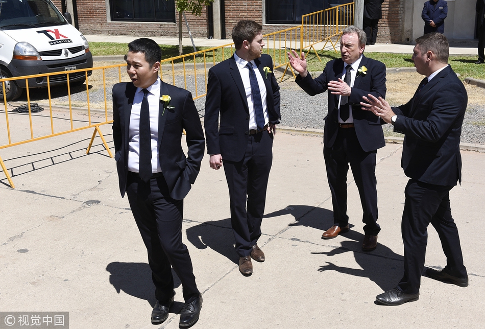 萨拉的母亲与妹妹在葬礼上相拥而泣，无法承受的丧子之痛让她们几乎瘫软，周围亲人的搀扶也无法抹去眼中无尽的悲伤，这一幕令在场所有人动容。