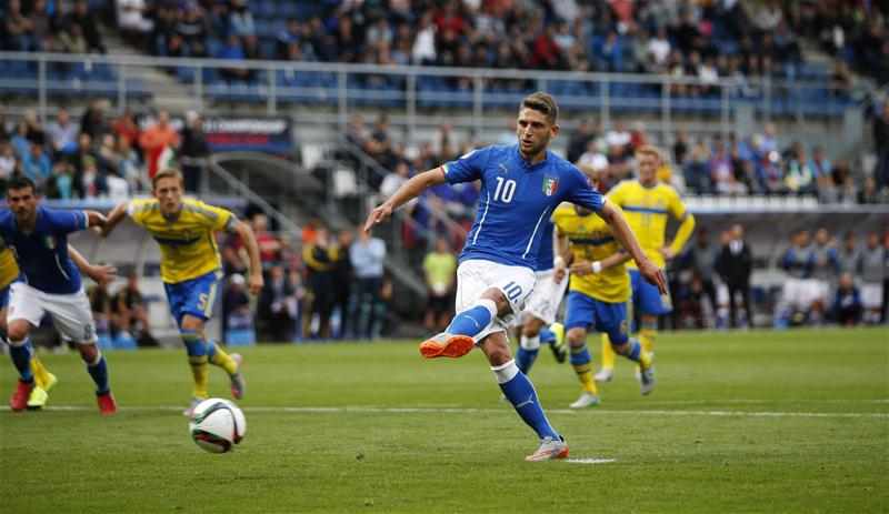 硬汉维埃里在禁区内高高跃起，与对手进行激烈头球争顶，他坚毅的面庞和充满力量的身躯，完美诠释了何谓亚平宁坦克。