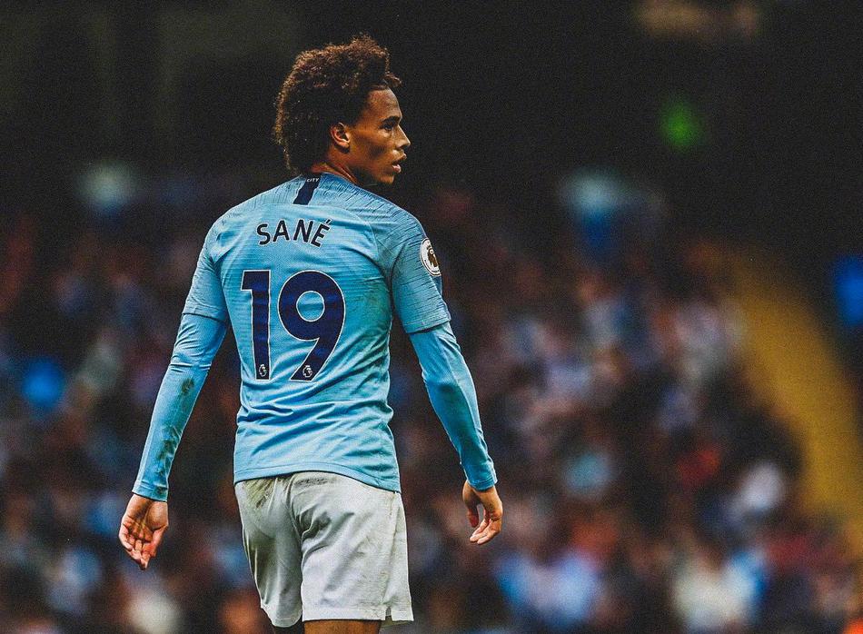 曼城球员在对方禁区内制造混乱，蓝衣攻击群如水银泻地般无孔不入。