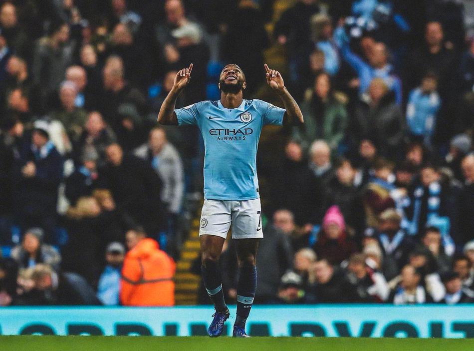 曼城球迷在看台上掀起蓝色人浪，他们是最佳第十二人，与球队并肩作战。