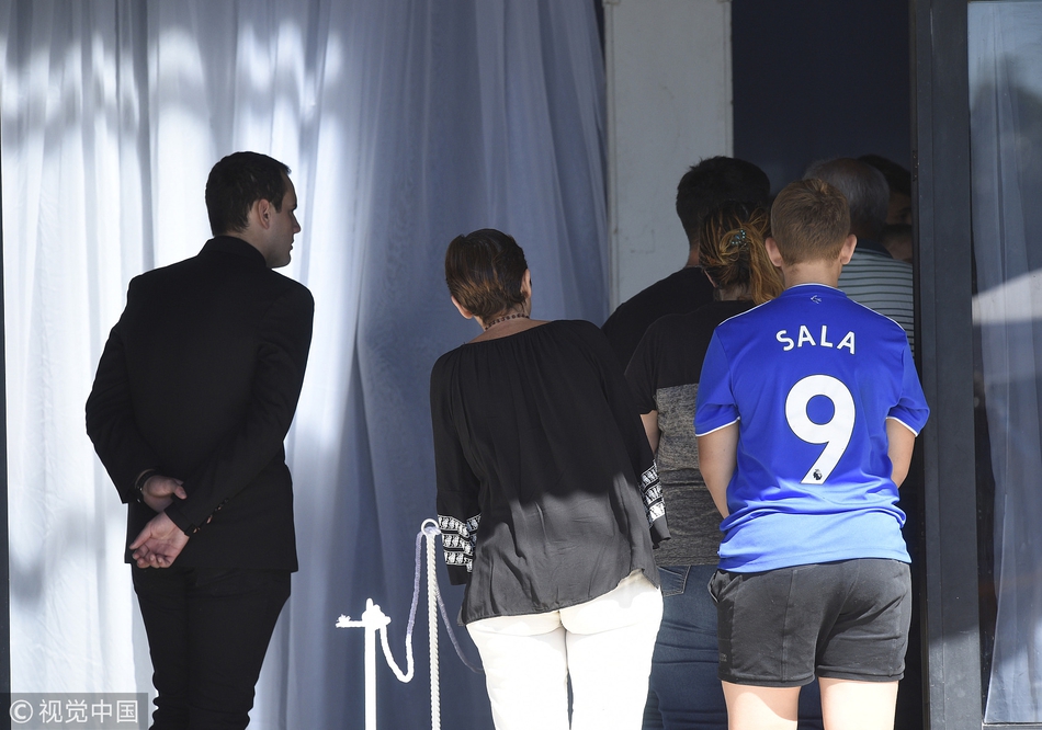 葬礼现场，萨拉的棺椁上摆放着他生前最爱的足球与一件球衣，足球无言，球衣无声，它们静静陪伴着主人，仿佛在诉说着那个未竟的英超之梦。